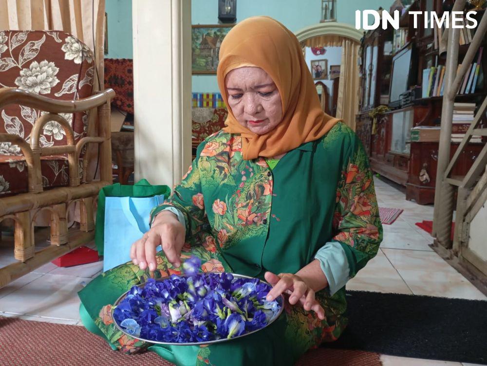 Kisah Pasutri di Palembang Raup Cuan dari Jual Bunga Telang