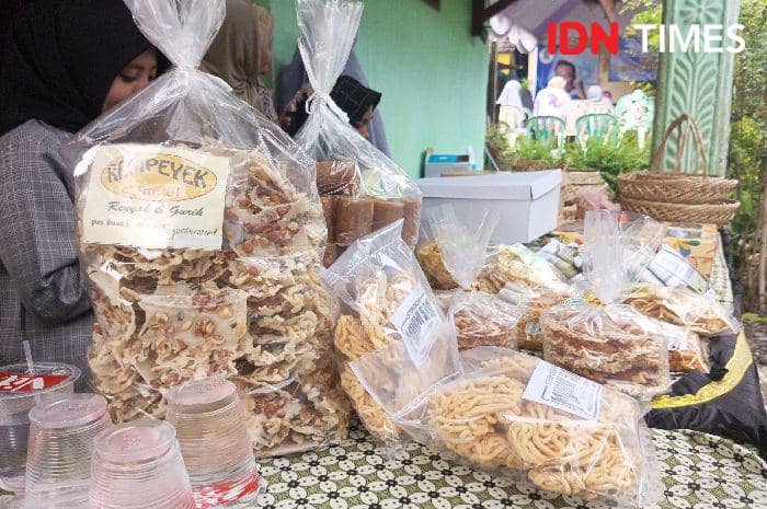 Beberapa produk usaha umkm kartini salah satunya adalah roti dan peyek, Jumat (24/5/2024).(IDN Times/Cokie Sutrisno)