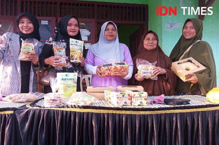 Ati Anastasia ketua kelompok umkm kartini bersama produk anggotanya, Jumat (24/5/2024).(IDN Times/Cokie Sutrisno)