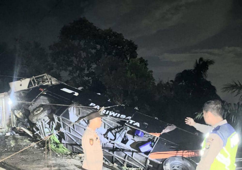 Penampakan bus rombongan MIN 1 Pesisir Barat telah berhasil dievakuasi. (DOK. Satlantas Polres Tanggamus).