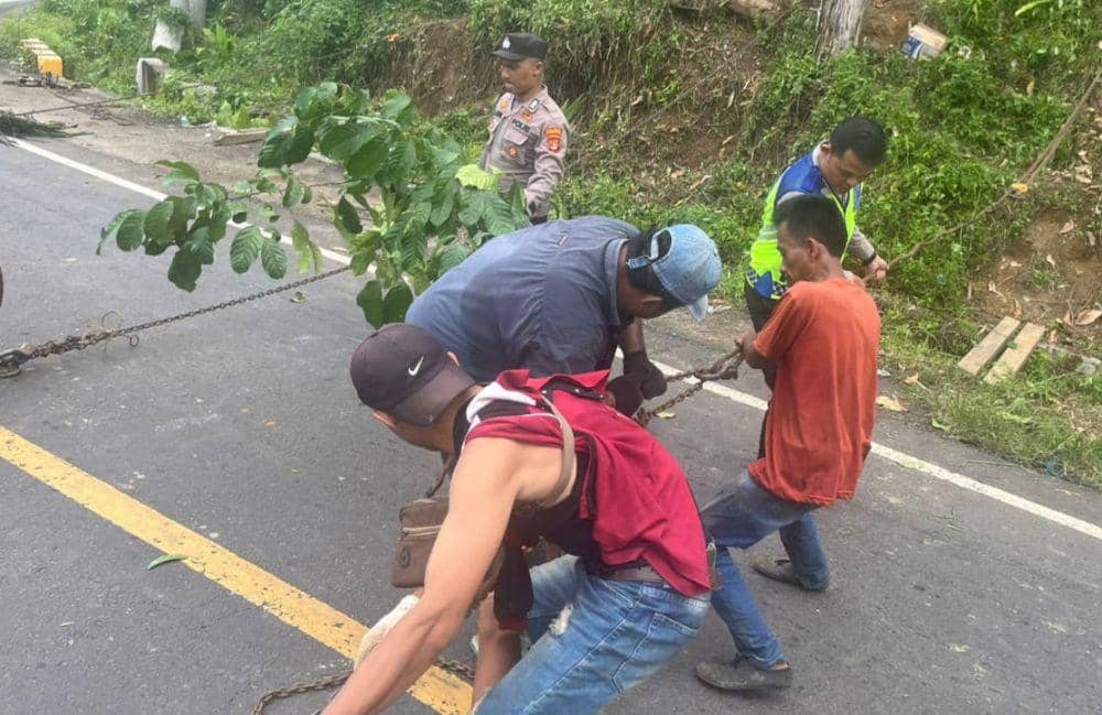 Penampakan bus rombongan MIN 1 Pesisir Barat telah berhasil dievakuasi. (DOK. Satlantas Polres Tanggamus).