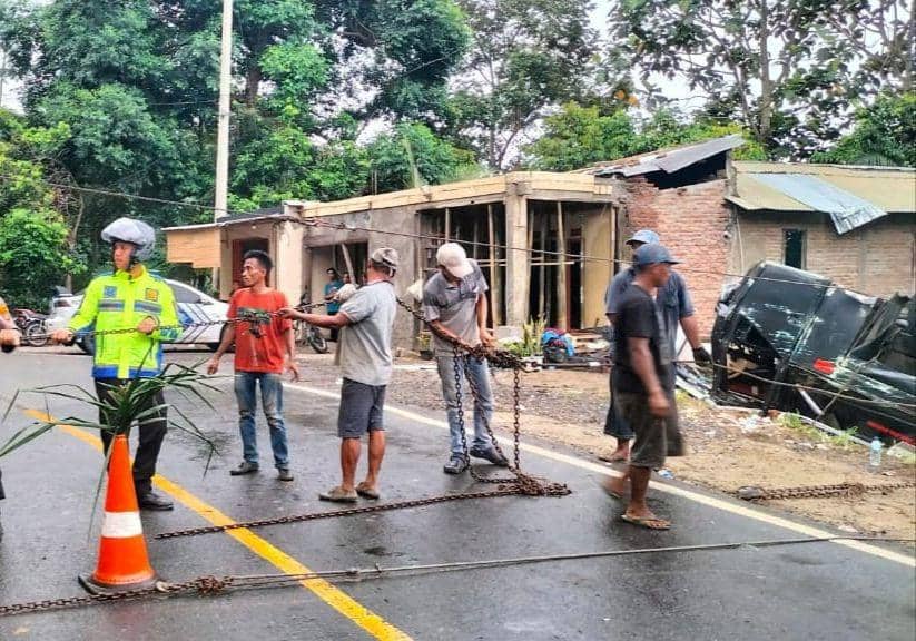 Penampakan bus rombongan MIN 1 Pesisir Barat telah berhasil dievakuasi. (DOK. Satlantas Polres Tanggamus).