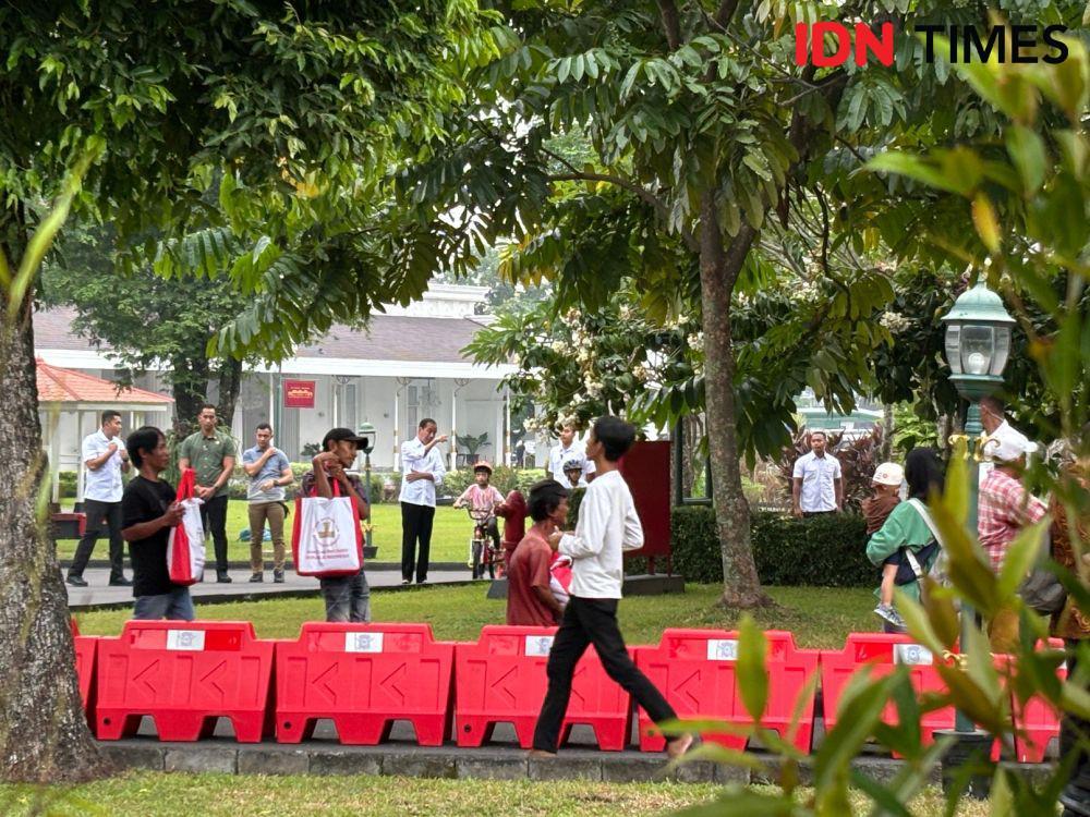 Jokowi Bagikan Bantuan Presiden di Jogja, Ribuan Orang Mengantre
