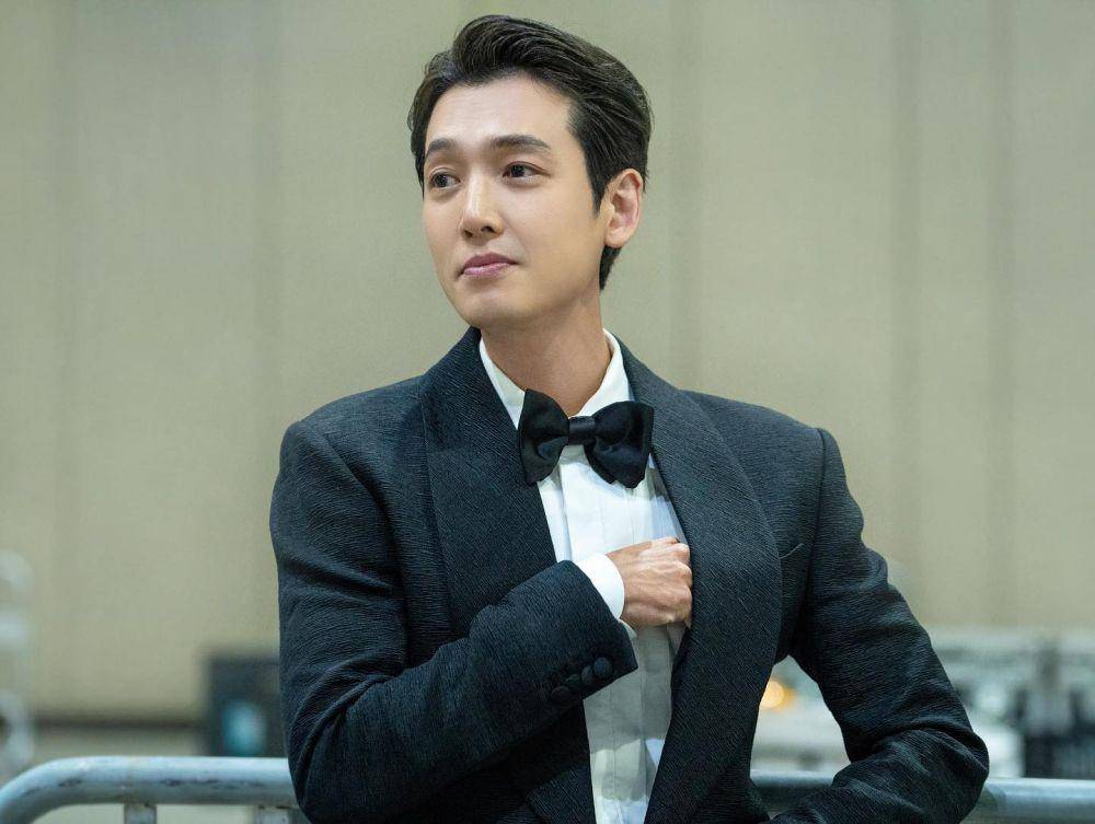Jung Kyung Ho (instagram.com/management_allum)