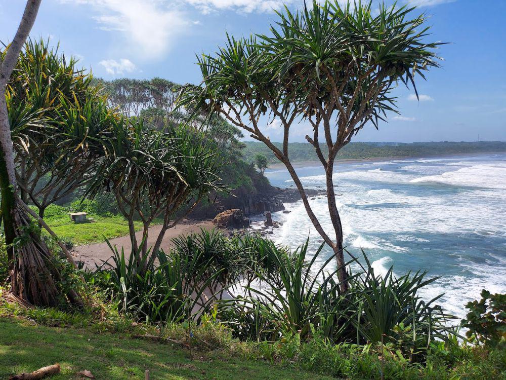 Informasi Wisata Pantai Karang Tawulan, Suguhkan View Lepas Pantai