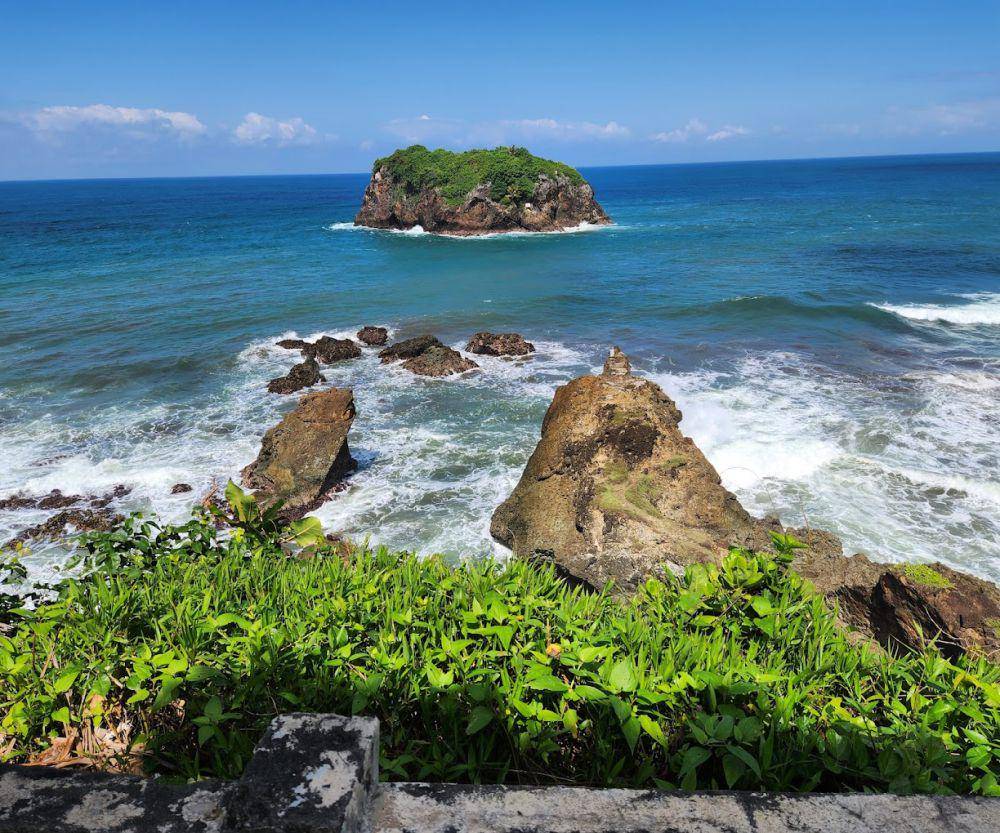 Pantai Karang Tawulan (maps.google.com/bambangs upi.edu)