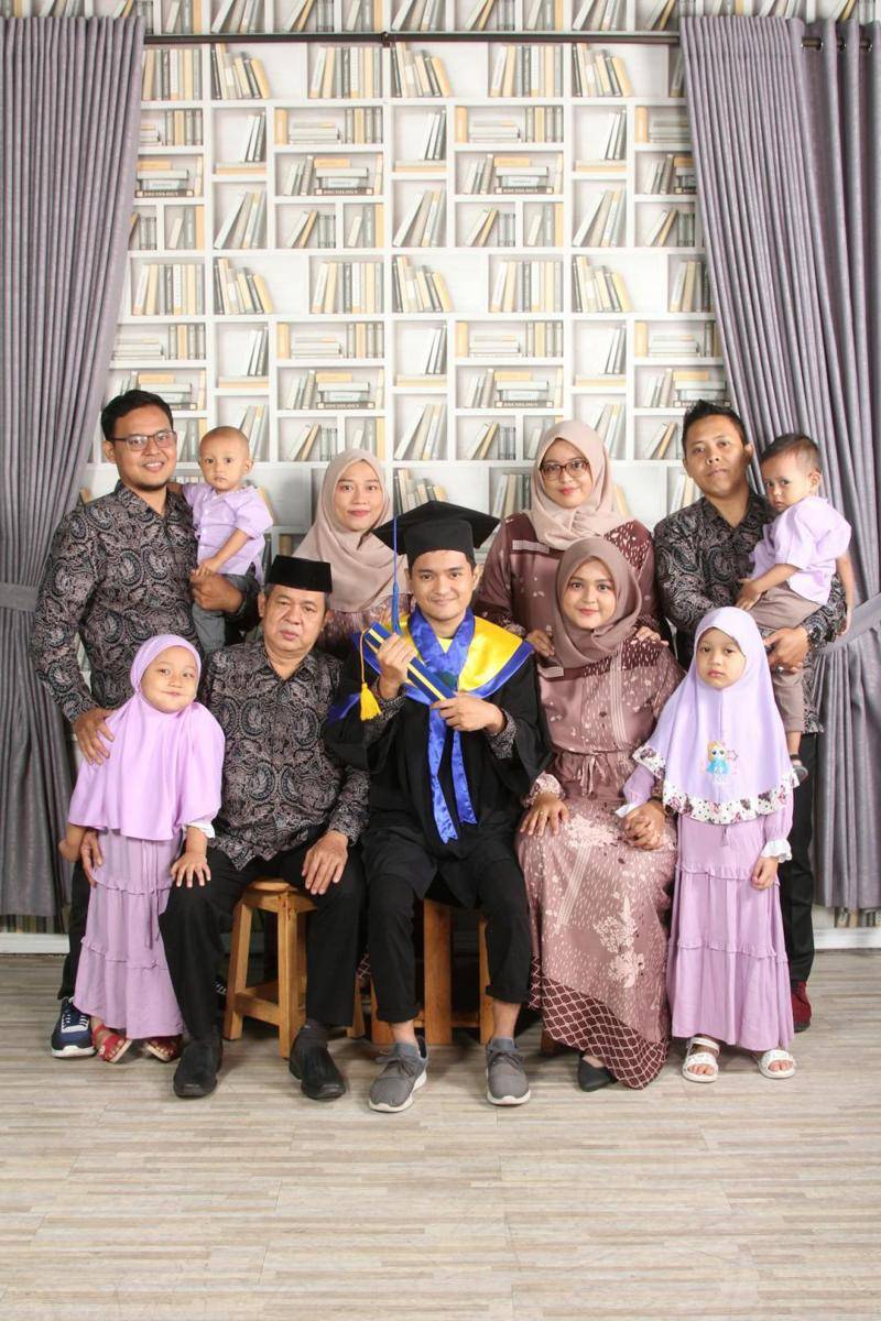 Ide Foto Wisuda Keluarga (pexels.com/Abdul Aziz)