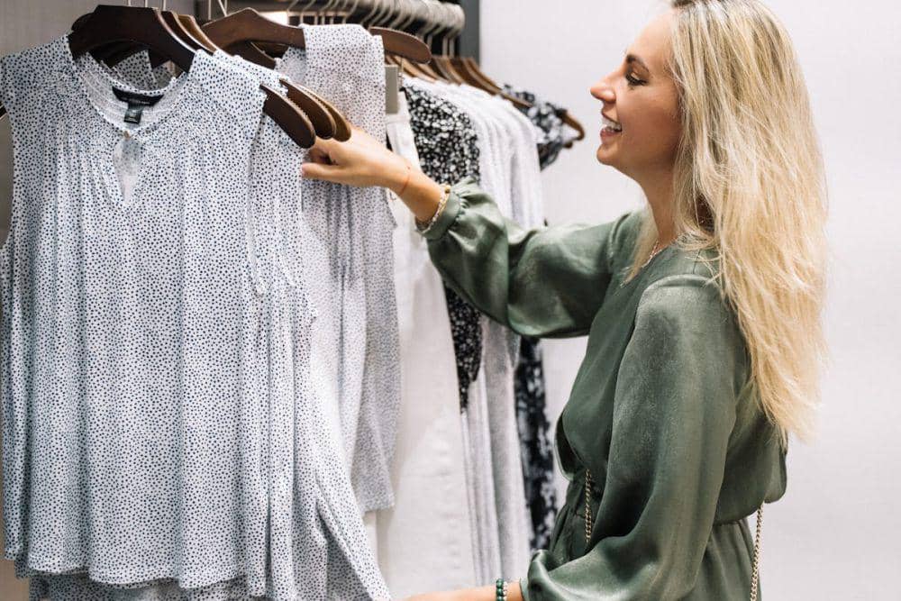 ilustrasi memilih baju untuk mix and match (pexels.com/Anna Tarazevich)