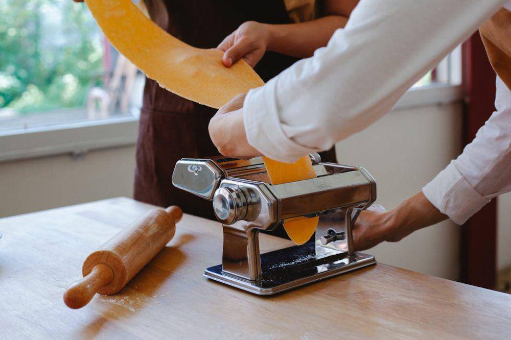 ilustrasi menggiling adonan pakai noodle maker (pexels.com/Antonius Ferret)