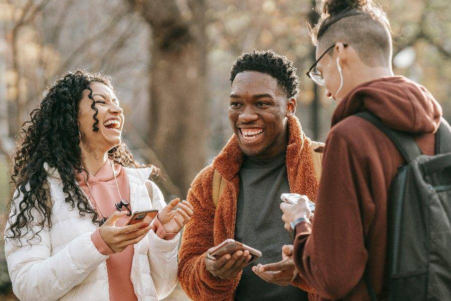 ilustrasi hangout bareng teman (Pexels.com/Keira Burton)