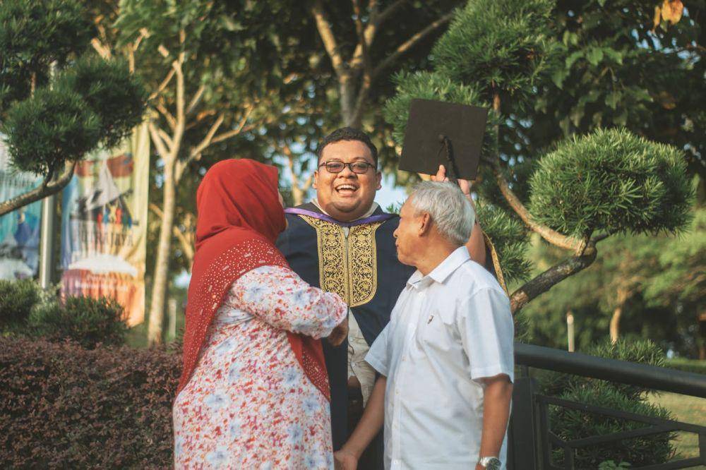 Ide Foto Wisuda Keluarga (pexels.com/Ameer Ridz)