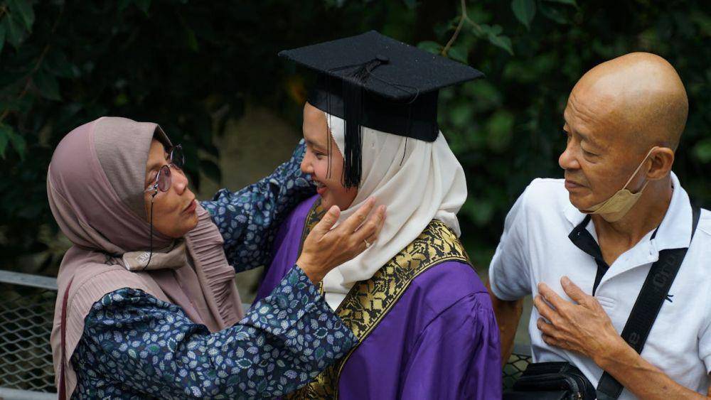 Ide Foto Wisuda Keluarga (pexels.com/Solehuddin Din)