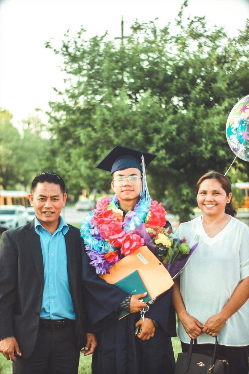 Ide Foto Wisuda Keluarga (pexels.com/Vantha Thang)