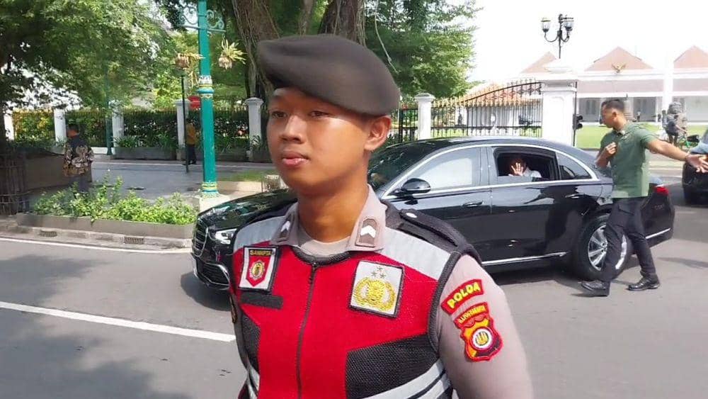 Presiden Jokowi saat keluar dari Gedung Agung Yogyakarta, Jumat (24/5/2024). (Dok. Istimewa)