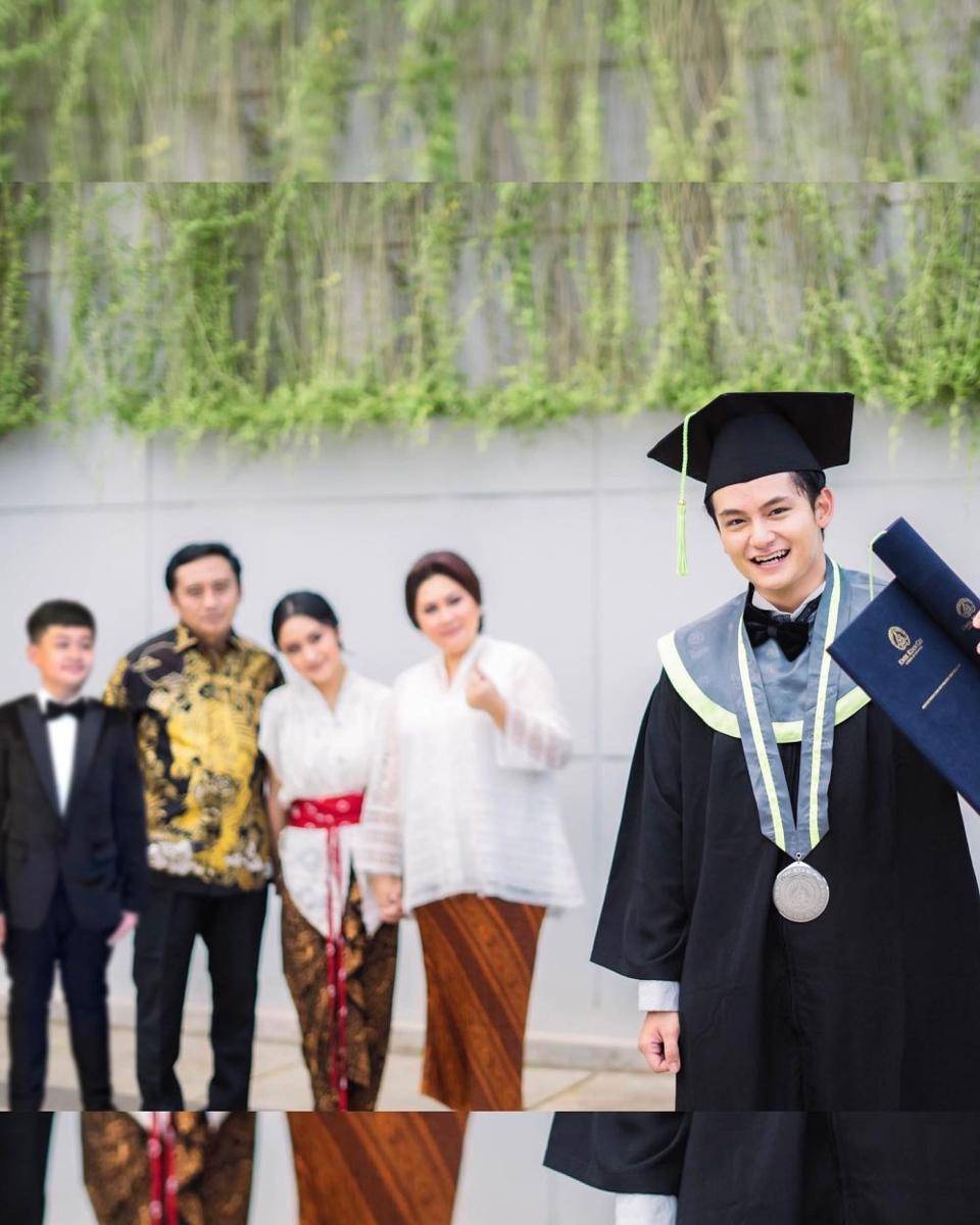 Ide Foto Wisuda Keluarga (instagram.com/randymartinnn)