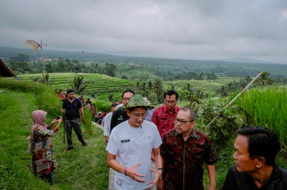 Menparekraf Sandiaga Salahuddin Uno saat melakukan kunjungan kerja di Desa Jatiluwih, Tabanan, Bali, Jumat (3/5/2024). Kunjungan tersebut untuk meninjau persiapan perhelatan World Water Forum (WWF) ke-10 yang diselenggarakan pada 18--25 Mei 2024. (Foto: Biro Komunikasi Kementerian Pariwisata dan Ekonomi Kreatif/Badan Pariwisata dan Ekonomi Kreatif)