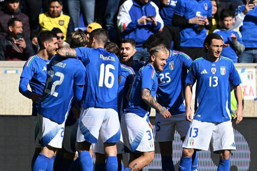 Para pemain sepak bola Italia sedang merayakan gol. (instagram.com/azzurri)