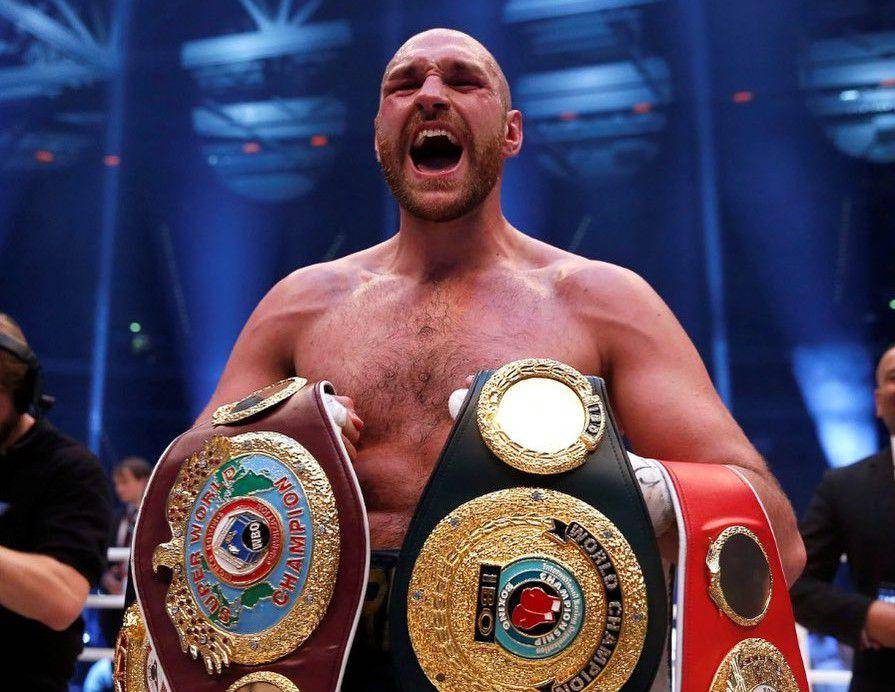 Tyson Fury bersama sabuk juara yang berhasil diraihnya. (instagram.com/tysonfury)