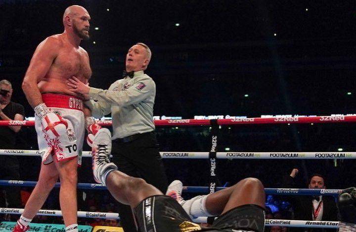 Tyson Fury saat menjatuhkan lawannya. (instagram.com/tysonfury)