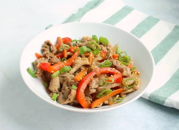 ilustrasi tumis daging babi dan sayur (youtube.com/LCA)