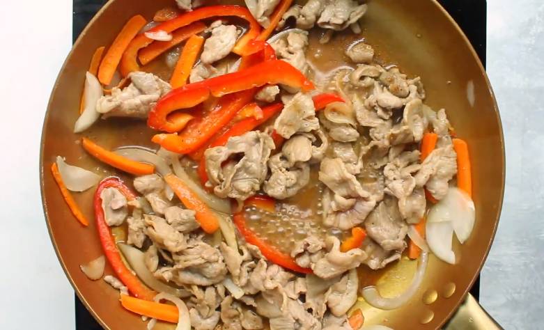 ilustrasi tumis daging babi dan sayur (youtube.com/LCA)
