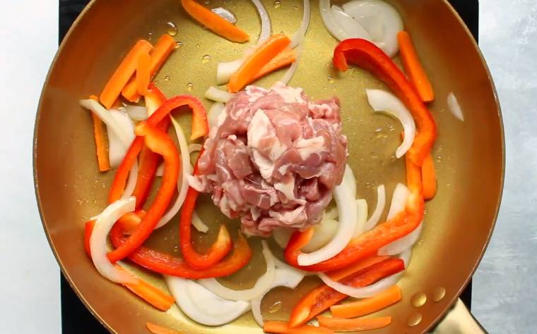 ilustrasi menumis daging babi dan sayur (youtube.com/LCA)