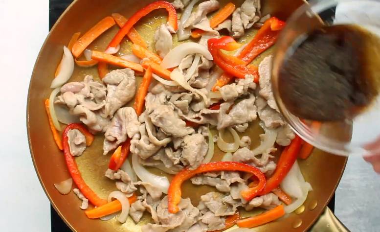 ilustrasi proses menumis daging babi dan sayur (youtube.com/LCA)