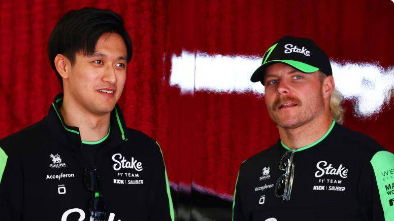 Valtteri Bottas (kanan) dan Guanyu Zhou (kiri) (formula1.com)