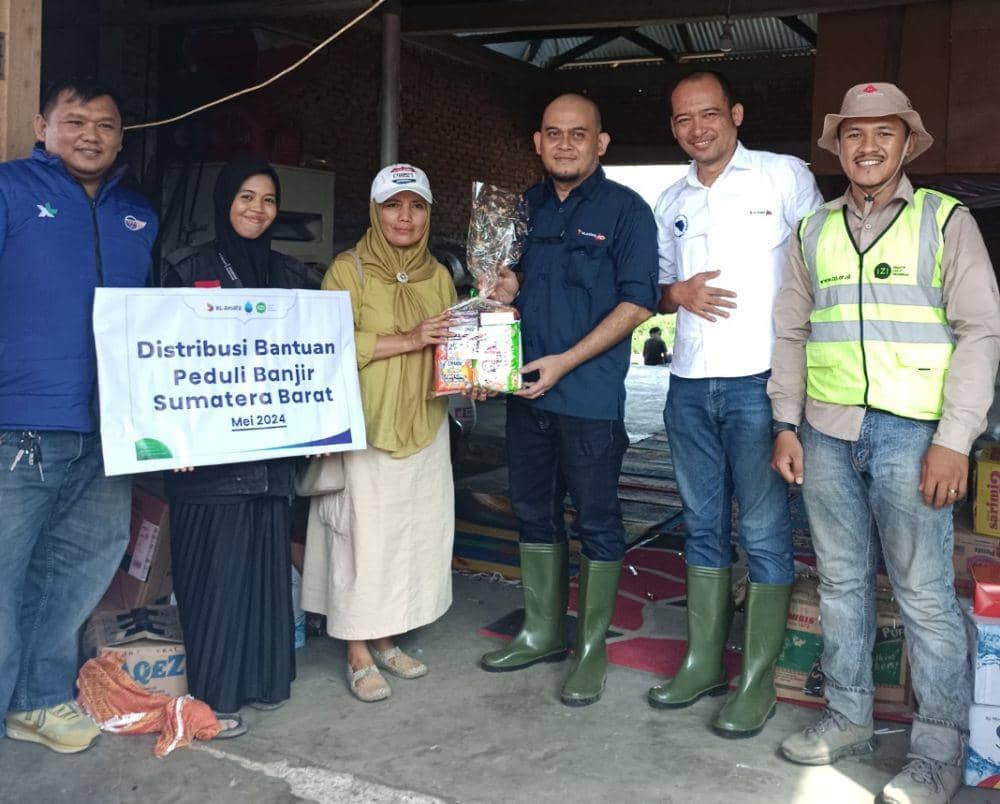 XL Axiata Peduli menyalurkan bantuan untuk korban banjir lahar dingin Gunung Marapi Sumbar (Dok. IDN Times)