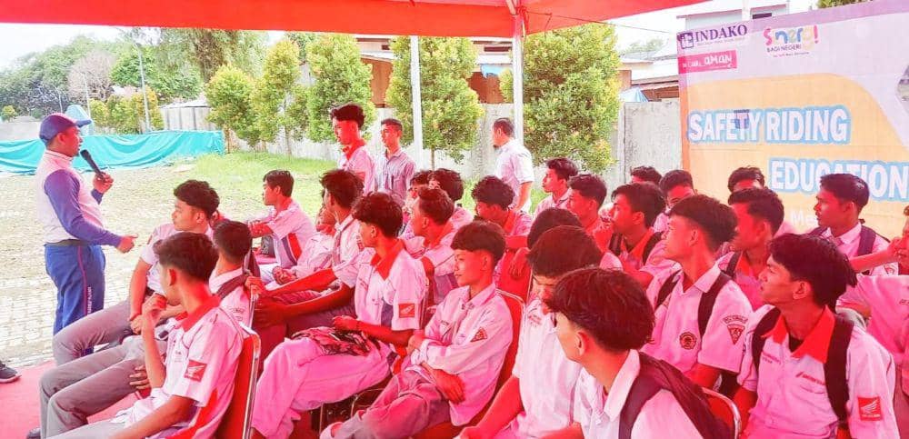 Ilustrasi bisnis pendidikan. Pelajar SMK Muhammadiyah 9 Medan Belajar Safety Riding (Dok. IDN Times)
