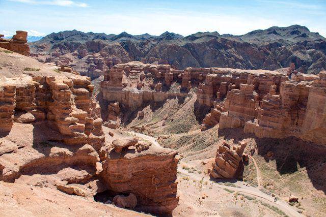 Charyn Canyon yang terletak di sebelah timur kota Almaty, Kazakhstan (unsplash.com/Yelena Vakker)