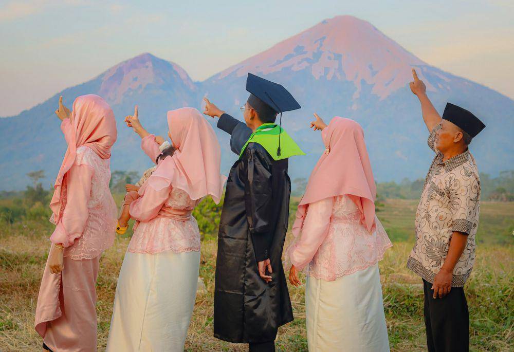 Ide Foto Wisuda Keluarga (unsplash.com/Zidan Abidin)