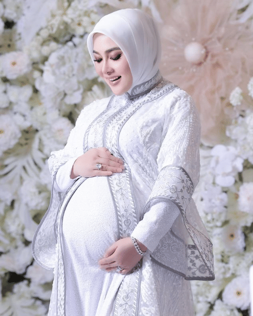 Syahrini (instagram.com/princessyahrini)