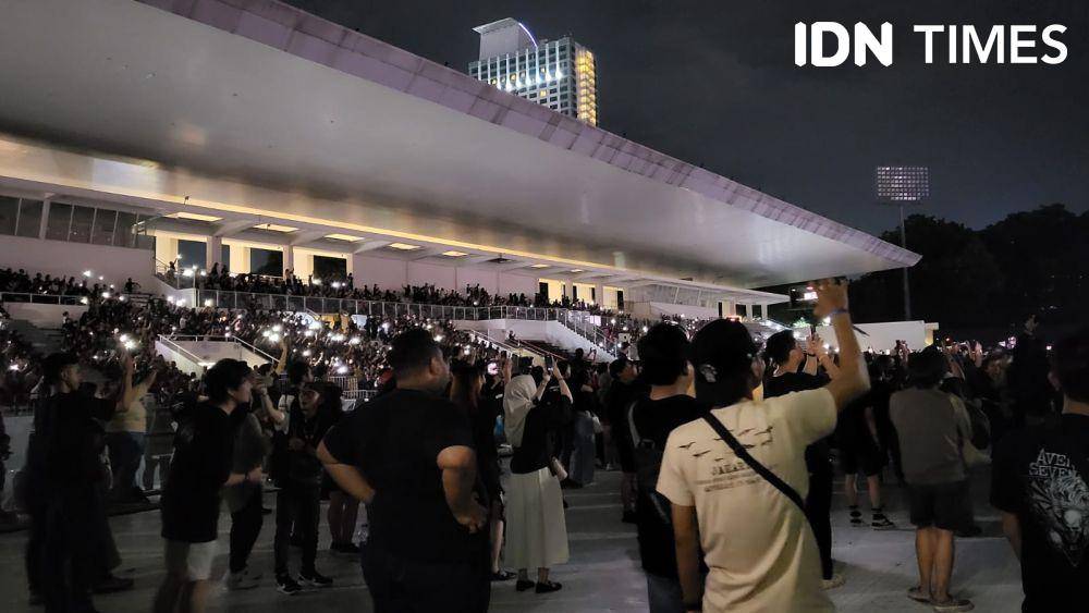 Penonton menyalakan flash HP untuk mengenang The Rev lewat lagu So Far Away dalam konser Avenged Sevenfold (IDN Times/Ridwan Aji Pitoko)