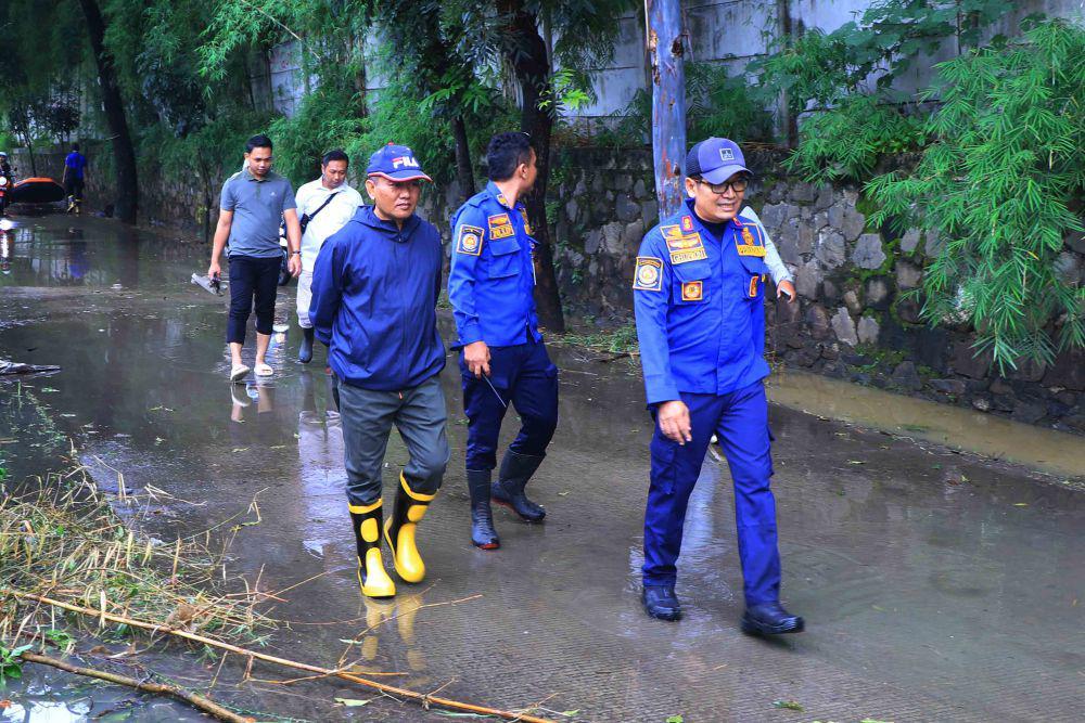 Waspada Banjir, Petugas BPBD Siaga di Sekitar Sungai Cisadane
