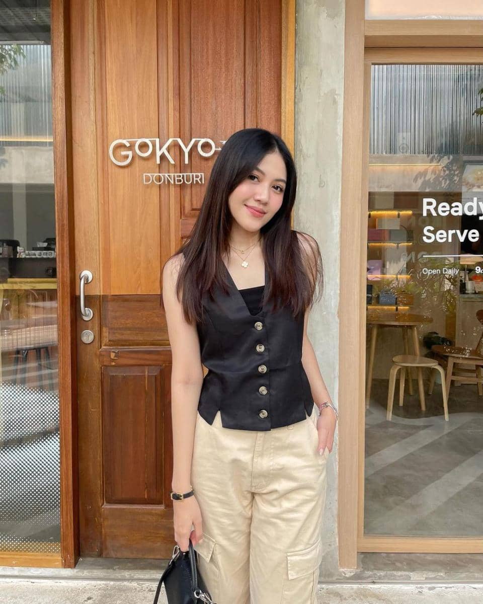 ide padu padan sleeveless top ala Shasa Zhania (instagram.com/shazhaniaa)