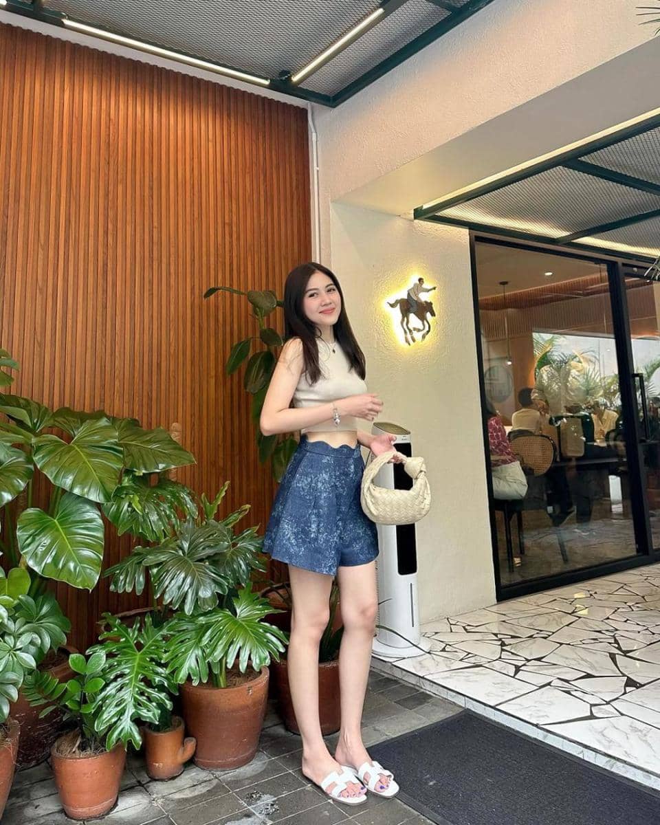 ide padu padan sleeveless top ala Shasa Zhania (instagram.com/shazhaniaa)