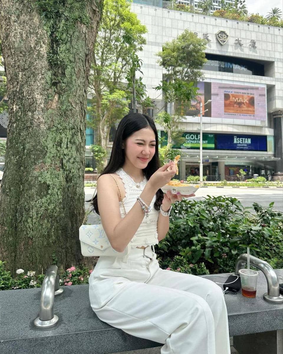 ide padu padan sleeveless top ala Shasa Zhania (instagram.com/shazhaniaa)