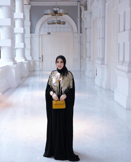 Syahrini (instagram.com/princessyahrini)