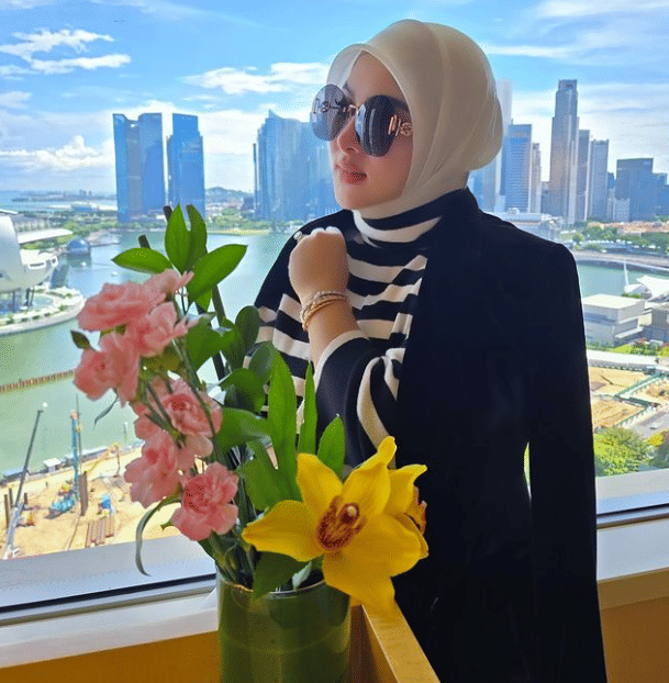 Syahrini (instagram.com/princessyahrini)