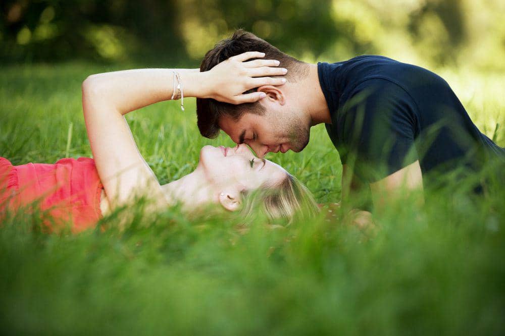 ilustrasi pasangan yang sedang jatuh cinta (pixabay.com/panajiotis)