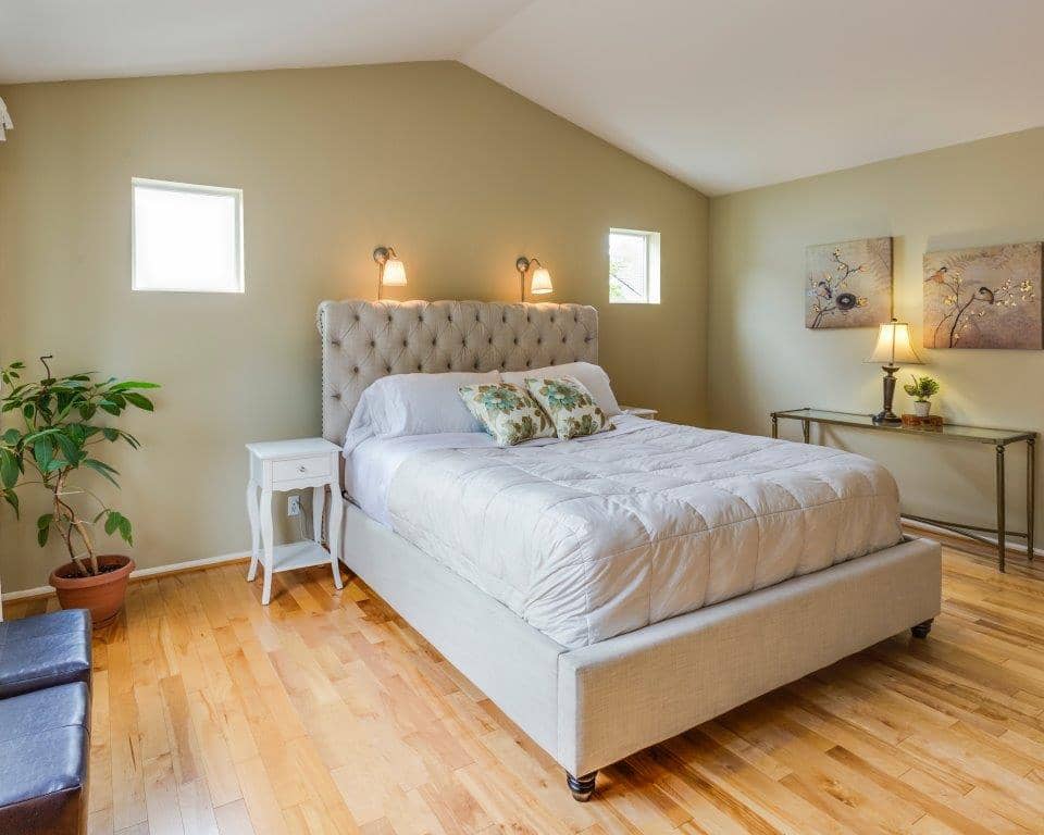 ilustrasi dinding berwarna hijau zaitun pucat dan tempat tidur putih (unsplash.com/Francesca Tosolini)