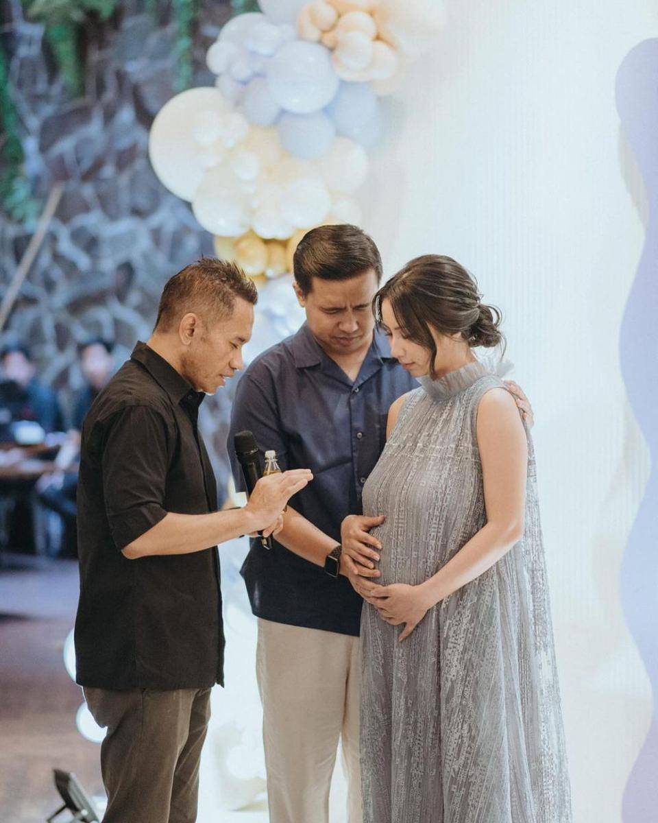 potret syukuran 7 bulan kehamilan Clairine Clay (Instagram.com/clairineclay)