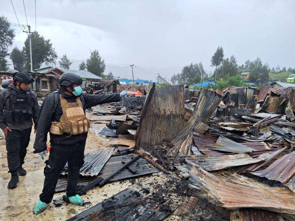 Olah TKP kasus pembakaran sejumlah bangunan di Kabupaten Paniai, Papua Tengah, Jumat (24/5/2024). (IDN Times/Istimewa)