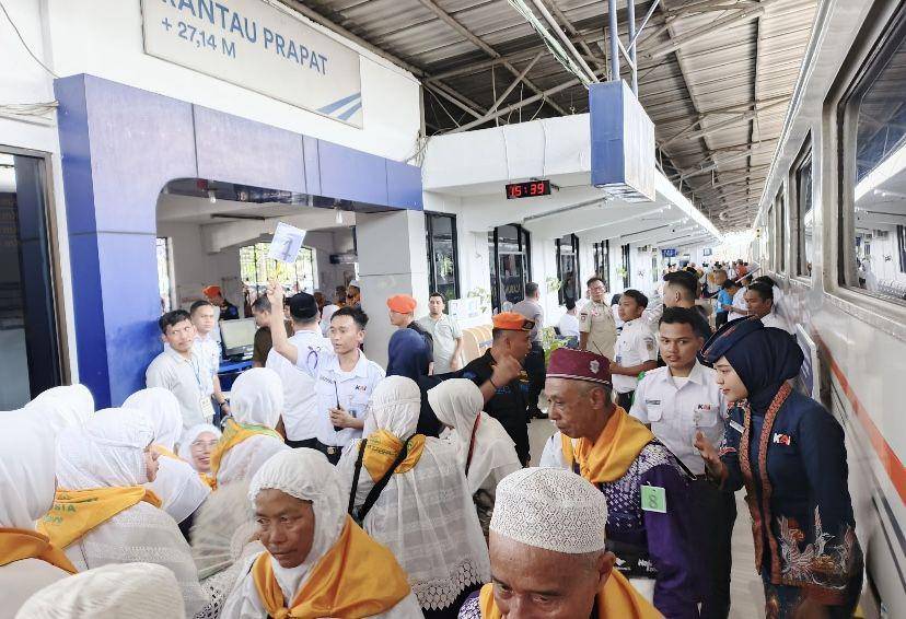 Ratusan Calon Jemaah Haji Kabupaten Labuhanbatu menggunakan Kereta Api Luar Biasa (Dok. Humas Kereta Api Divre I Sumut)