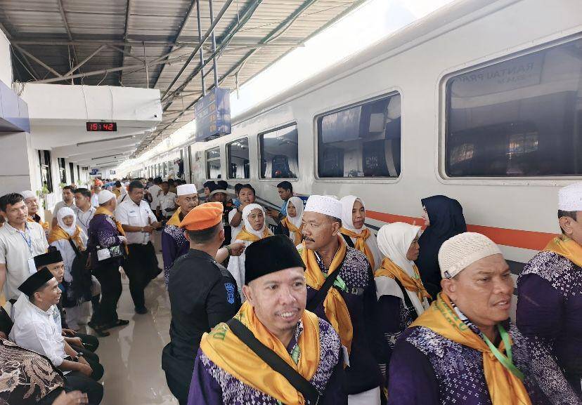 Ratusan Calon Jemaah Haji Kabupaten Labuhanbatu menggunakan Kereta Api Luar Biasa (Dok. Humas Kereta Api Divre I Sumut)