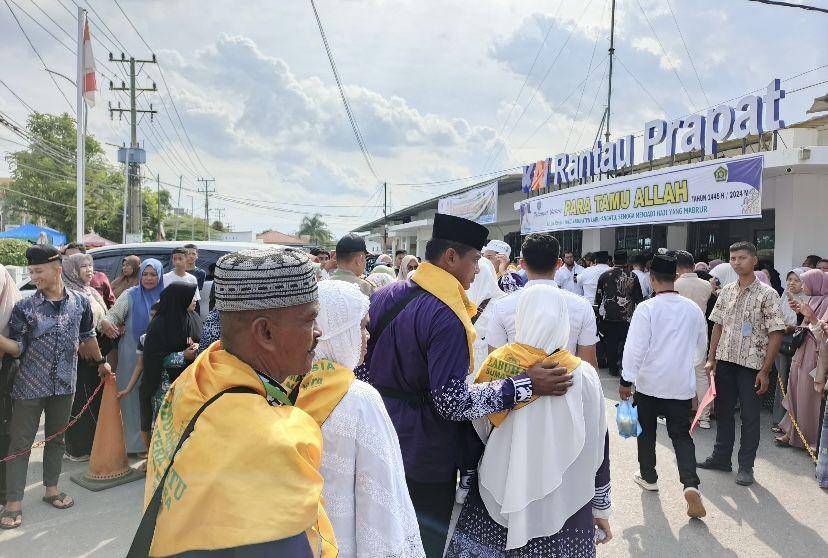 Ratusan Calon Jemaah Haji Kabupaten Labuhanbatu menggunakan Kereta Api Luar Biasa (Dok. Humas Kereta Api Divre I Sumut)