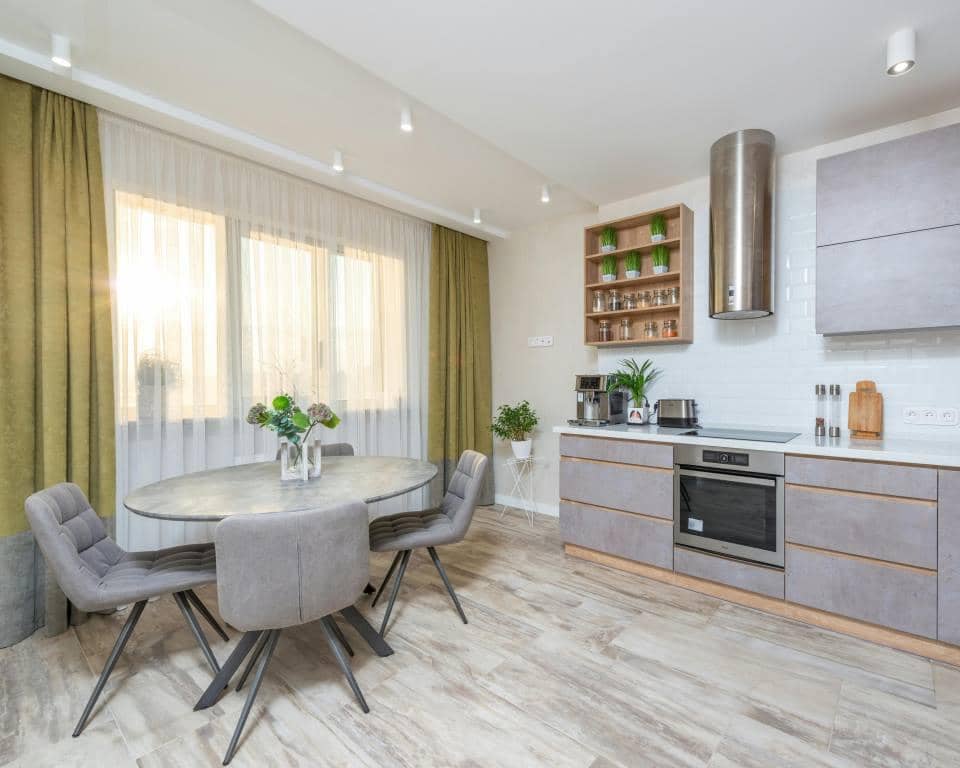 ilustrasi tirai berwarna hijau zaitun dan furnitur abu-abu (pexels.com/Max Vakhtbovycn)