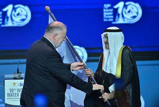 Presiden World Water Council LoïcFauchon (tengah) menyerahkan bendera tanda tuan rumah berikutnya kepada Deputy Minister of Water Arab Saudi Abdulaziz Alshaibani (kanan) saat upacara penutupan World Water Forum ke-10 2024 di Nusa Dua, Badung, Bali, Jumat (24/5/2024). Media Center World Water Forum 2024/Bayu Pratama/pras. (Dok. Kementerian PUPR)