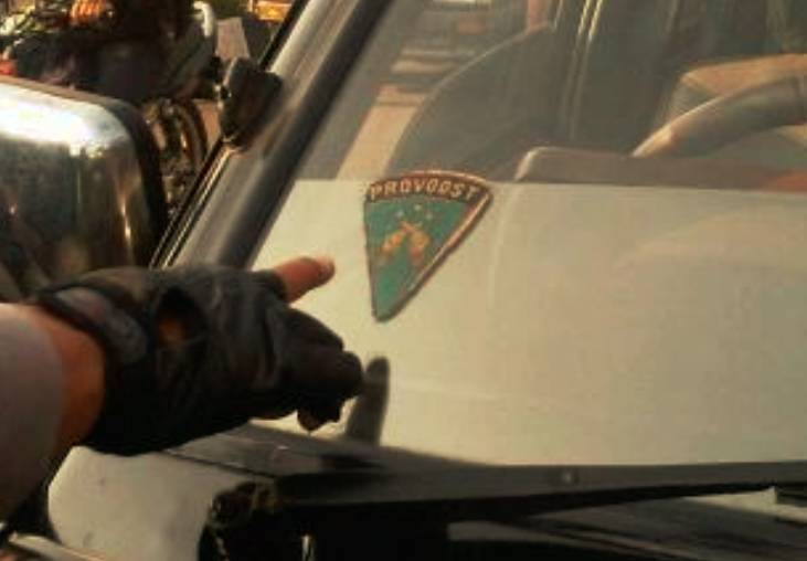Stiker provost di kaca mobil (narotama.ac.id)